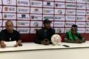 Pelatih Persido Dogiyai, Gad Tekege, didampingi Kapten Tim, Fransiskus Goo, dalam konferensi pers usai laga babak penyisihan Grup A Liga 4 Piala Gubernur Papua Tengah di Stadion Wania Imipi, Timika, Senin (9/3/2026). (Foto: Galeri Papua/Ahmad)