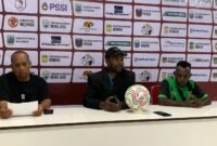 Pelatih Persido Dogiyai, Gad Tekege, didampingi Kapten Tim, Fransiskus Goo, dalam konferensi pers usai laga babak penyisihan Grup A Liga 4 Piala Gubernur Papua Tengah di Stadion Wania Imipi, Timika, Senin (9/3/2026). (Foto: Galeri Papua/Ahmad)