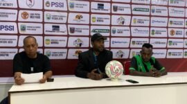 Pelatih Persido Dogiyai, Gad Tekege, didampingi Kapten Tim, Fransiskus Goo, dalam konferensi pers usai laga babak penyisihan Grup A Liga 4 Piala Gubernur Papua Tengah di Stadion Wania Imipi, Timika, Senin (9/3/2026). (Foto: Galeri Papua/Ahmad)