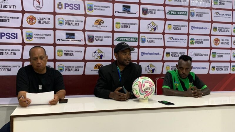Pelatih Persido Dogiyai, Gad Tekege, didampingi Kapten Tim, Fransiskus Goo, dalam konferensi pers usai laga babak penyisihan Grup A Liga 4 Piala Gubernur Papua Tengah di Stadion Wania Imipi, Timika, Senin (9/3/2026). (Foto: Galeri Papua/Ahmad)