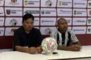 Pelatih Persipuja Puncak Jaya, Feydi Oroh, didampingi Kapten Kesebelasan, Yopan Marlon Musendi, dalam konferensi pers usai pertandingan perdana di Stadion Wania Imipi, Mimika, Papua Tengah, Senin (9/3/2026). (Foto: Galeri Papua/Ahmad)