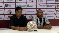 Pelatih Persipuja Puncak Jaya, Feydi Oroh, didampingi Kapten Kesebelasan, Yopan Marlon Musendi, dalam konferensi pers usai pertandingan perdana di Stadion Wania Imipi, Mimika, Papua Tengah, Senin (9/3/2026). (Foto: Galeri Papua/Ahmad)