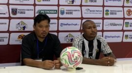 Pelatih Persipuja Puncak Jaya, Feydi Oroh, didampingi Kapten Kesebelasan, Yopan Marlon Musendi, dalam konferensi pers usai pertandingan perdana di Stadion Wania Imipi, Mimika, Papua Tengah, Senin (9/3/2026). (Foto: Galeri Papua/Ahmad)