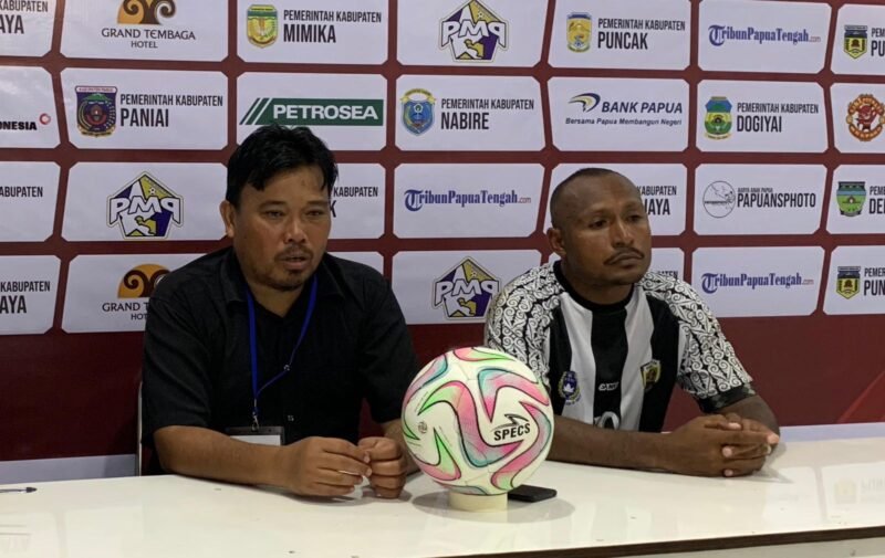 Pelatih Persipuja Puncak Jaya, Feydi Oroh, didampingi Kapten Kesebelasan, Yopan Marlon Musendi, dalam konferensi pers usai pertandingan perdana di Stadion Wania Imipi, Mimika, Papua Tengah, Senin (9/3/2026). (Foto: Galeri Papua/Ahmad)
