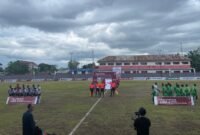 Pemain Persido dan Persipuja sebelum memulai pertandingan di Stadiun Wania Imipi Sp1 Timika, Papua Tengah, Senin (9/3/2026). (Foto: Galeri Papua/Kevin Kurni)