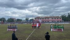 Pemain Persido dan Persipuja sebelum memulai pertandingan di Stadiun Wania Imipi Sp1 Timika, Papua Tengah, Senin (9/3/2026). (Foto: Galeri Papua/Kevin Kurni)