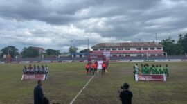 Pemain Persido dan Persipuja sebelum memulai pertandingan di Stadiun Wania Imipi Sp1 Timika, Papua Tengah, Senin (9/3/2026). (Foto: Galeri Papua/Kevin Kurni)