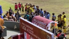 Bupati Mimika, Johannes Rettob, terlihat menghampiri para pemain Persemi usai meraih kemenangan kandang kontra Persintan, Selasa (10/3/2026). (Foto: Galeri Papua/Ahmad)