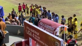 Bupati Mimika, Johannes Rettob, terlihat menghampiri para pemain Persemi usai meraih kemenangan kandang kontra Persintan, Selasa (10/3/2026). (Foto: Galeri Papua/Ahmad)