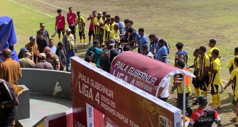 Bupati Mimika, Johannes Rettob, terlihat menghampiri para pemain Persemi usai meraih kemenangan kandang kontra Persintan, Selasa (10/3/2026). (Foto: Galeri Papua/Ahmad)