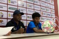 Konferensi pers Pelatih Persintan Intan Jaya, Raimon Jagani, bersama kapten tim, Bil Hein Dicky Keno, usai laga melawan Persemi Mimika, di Stadion Wania Imipi, Mimika, Papua Tengah, Selasa (10/3/2026). (Foto: Galeri Papua/Ahmad)