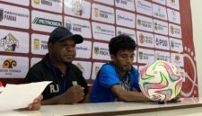 Konferensi pers Pelatih Persintan Intan Jaya, Raimon Jagani, bersama kapten tim, Bil Hein Dicky Keno, usai laga melawan Persemi Mimika, di Stadion Wania Imipi, Mimika, Papua Tengah, Selasa (10/3/2026). (Foto: Galeri Papua/Ahmad)