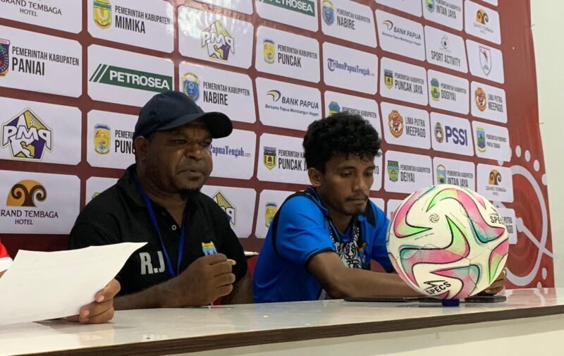 Konferensi pers Pelatih Persintan Intan Jaya, Raimon Jagani, bersama kapten tim, Bil Hein Dicky Keno, usai laga melawan Persemi Mimika, di Stadion Wania Imipi, Mimika, Papua Tengah, Selasa (10/3/2026). (Foto: Galeri Papua/Ahmad)
