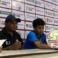Konferensi pers Pelatih Persintan Intan Jaya, Raimon Jagani, bersama kapten tim, Bil Hein Dicky Keno, usai laga melawan Persemi Mimika, di Stadion Wania Imipi, Mimika, Papua Tengah, Selasa (10/3/2026). (Foto: Galeri Papua/Ahmad)