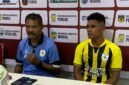 Pelatih Persemi, Eduard Ivakdalam, didampingi Kapten tim, Charenz Daniel Bryan Huwae, dalam konferensi pers, yang berlangsung usai pertandingan di Stadion Wania Imipi, Selasa (10/3/2026). (Foto: Galeri Papua/Ahmad)