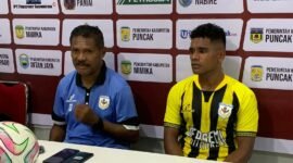 Pelatih Persemi, Eduard Ivakdalam, didampingi Kapten tim, Charenz Daniel Bryan Huwae, dalam konferensi pers, yang berlangsung usai pertandingan di Stadion Wania Imipi, Selasa (10/3/2026). (Foto: Galeri Papua/Ahmad)
