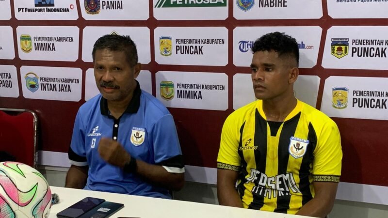 Pelatih Persemi, Eduard Ivakdalam, didampingi Kapten tim, Charenz Daniel Bryan Huwae, dalam konferensi pers, yang berlangsung usai pertandingan di Stadion Wania Imipi, Selasa (10/3/2026). (Foto: Galeri Papua/Ahmad)
