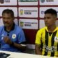 Pelatih Persemi, Eduard Ivakdalam, didampingi Kapten tim, Charenz Daniel Bryan Huwae, dalam konferensi pers, yang berlangsung usai pertandingan di Stadion Wania Imipi, Selasa (10/3/2026). (Foto: Galeri Papua/Ahmad)