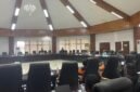 Suasana rapat dengar pendapat Komisi IV DPRK Mimika dengan Dinas Lingkungan Hidup dan perwakilan petugas kebersihan di Ruang Rapat Kantor DPRK Mimika, Jalan Cenderawasi, Timika, Papua Tengah, Selasa (10/3/26). (Foto: Galeri Papua/Kevin Kurni)