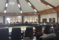 Suasana rapat dengar pendapat Komisi IV DPRK Mimika dengan Dinas Lingkungan Hidup dan perwakilan petugas kebersihan di Ruang Rapat Kantor DPRK Mimika, Jalan Cenderawasi, Timika, Papua Tengah, Selasa (10/3/26). (Foto: Galeri Papua/Kevin Kurni)