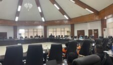 Suasana rapat dengar pendapat Komisi IV DPRK Mimika dengan Dinas Lingkungan Hidup dan perwakilan petugas kebersihan di Ruang Rapat Kantor DPRK Mimika, Jalan Cenderawasi, Timika, Papua Tengah, Selasa (10/3/26). (Foto: Galeri Papua/Kevin Kurni)