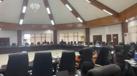 Suasana rapat dengar pendapat Komisi IV DPRK Mimika dengan Dinas Lingkungan Hidup dan perwakilan petugas kebersihan di Ruang Rapat Kantor DPRK Mimika, Jalan Cenderawasi, Timika, Papua Tengah, Selasa (10/3/26). (Foto: Galeri Papua/Kevin Kurni)
