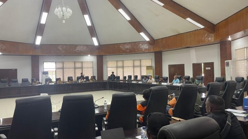 Suasana rapat dengar pendapat Komisi IV DPRK Mimika dengan Dinas Lingkungan Hidup dan perwakilan petugas kebersihan di Ruang Rapat Kantor DPRK Mimika, Jalan Cenderawasi, Timika, Papua Tengah, Selasa (10/3/26). (Foto: Galeri Papua/Kevin Kurni)