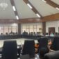 Suasana rapat dengar pendapat Komisi IV DPRK Mimika dengan Dinas Lingkungan Hidup dan perwakilan petugas kebersihan di Ruang Rapat Kantor DPRK Mimika, Jalan Cenderawasi, Timika, Papua Tengah, Selasa (10/3/26). (Foto: Galeri Papua/Kevin Kurni)