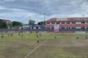 Suasana pertandingan Persipani Paniai (jersey biru) melawan Persidei Deiyai (jersey putih) di Stadion Wania Imipi, SP1, Mimika, Papua Tengah, Selasa (10/3/2026). (Foto: Galeri Papua/Ahmad)