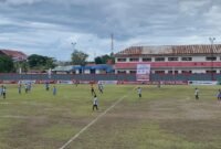 Suasana pertandingan Persipani Paniai (jersey biru) melawan Persidei Deiyai (jersey putih) di Stadion Wania Imipi, SP1, Mimika, Papua Tengah, Selasa (10/3/2026). (Foto: Galeri Papua/Ahmad)