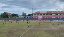 Suasana pertandingan Persipani Paniai (jersey biru) melawan Persidei Deiyai (jersey putih) di Stadion Wania Imipi, SP1, Mimika, Papua Tengah, Selasa (10/3/2026). (Foto: Galeri Papua/Ahmad)