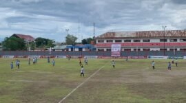 Suasana pertandingan Persipani Paniai (jersey biru) melawan Persidei Deiyai (jersey putih) di Stadion Wania Imipi, SP1, Mimika, Papua Tengah, Selasa (10/3/2026). (Foto: Galeri Papua/Ahmad)