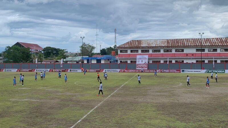 Suasana pertandingan Persipani Paniai (jersey biru) melawan Persidei Deiyai (jersey putih) di Stadion Wania Imipi, SP1, Mimika, Papua Tengah, Selasa (10/3/2026). (Foto: Galeri Papua/Ahmad)
