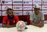 Sesi konferensi pers pelatih dan kapten tim Persipani Paniai di Stadion Wania Imipi, Selasa (10/3/2026). (Foto: Galeri Papua/Ahmad)