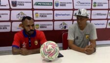Sesi konferensi pers pelatih dan kapten tim Persipani Paniai di Stadion Wania Imipi, Selasa (10/3/2026). (Foto: Galeri Papua/Ahmad)