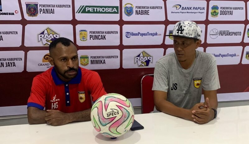 Sesi konferensi pers pelatih dan kapten tim Persipani Paniai di Stadion Wania Imipi, Selasa (10/3/2026). (Foto: Galeri Papua/Ahmad)