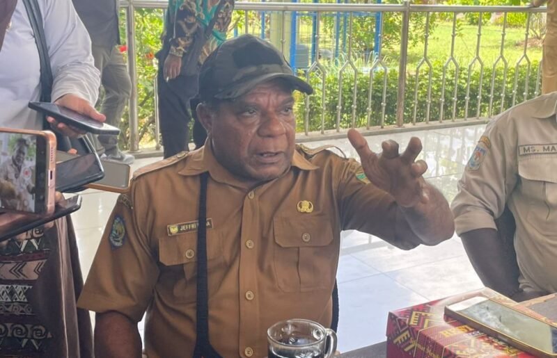 Kepala Dinas Lingkungan Hidup Kabupaten Mimika, Jeffry Deda. (Foto: Galeri Papua/Kevin Kurni)