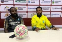 Momen konferensi pers pelatih dan kapten tim Persidei usai laga kontra Persipani Paniai, di Stadion Wania Imipi, Selasa (10/3/2026). (Foto: Galeri Papua/Ahmad)