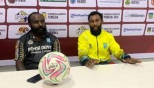Momen konferensi pers pelatih dan kapten tim Persidei usai laga kontra Persipani Paniai, di Stadion Wania Imipi, Selasa (10/3/2026). (Foto: Galeri Papua/Ahmad)