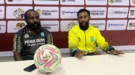 Momen konferensi pers pelatih dan kapten tim Persidei usai laga kontra Persipani Paniai, di Stadion Wania Imipi, Selasa (10/3/2026). (Foto: Galeri Papua/Ahmad)