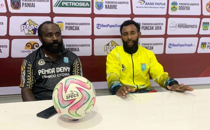 Momen konferensi pers pelatih dan kapten tim Persidei usai laga kontra Persipani Paniai, di Stadion Wania Imipi, Selasa (10/3/2026). (Foto: Galeri Papua/Ahmad)
