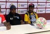 Konferensi pers pelatih Persintan Intan Jaya bersama Kapten Tim usai laga kontra Persido di Stadion Wania Imipi, Rabu (12/3/2026). (Foto: Galeri Papua/Ahmad)