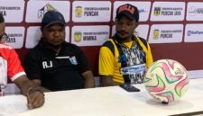 Konferensi pers pelatih Persintan Intan Jaya bersama Kapten Tim usai laga kontra Persido di Stadion Wania Imipi, Rabu (12/3/2026). (Foto: Galeri Papua/Ahmad)