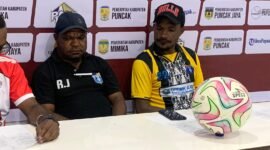 Konferensi pers pelatih Persintan Intan Jaya bersama Kapten Tim usai laga kontra Persido di Stadion Wania Imipi, Rabu (12/3/2026). (Foto: Galeri Papua/Ahmad)