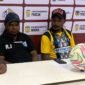 Konferensi pers pelatih Persintan Intan Jaya bersama Kapten Tim usai laga kontra Persido di Stadion Wania Imipi, Rabu (12/3/2026). (Foto: Galeri Papua/Ahmad)