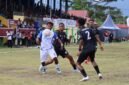 Pemain Persemi Mimika melewati para pemain Persipuja Puncak Jaya pada laga Liga 4 Papua Tengah di Stadion Wania Imipi, SP 1, Mimika, Rabu (11/3/2026). (Foto: Cristian Lengitubun)