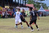 Pemain Persemi Mimika melewati para pemain Persipuja Puncak Jaya pada laga Liga 4 Papua Tengah di Stadion Wania Imipi, SP 1, Mimika, Rabu (11/3/2026). (Foto: Cristian Lengitubun)