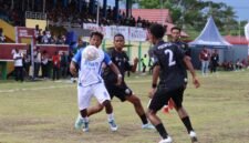 Pemain Persemi Mimika melewati para pemain Persipuja Puncak Jaya pada laga Liga 4 Papua Tengah di Stadion Wania Imipi, SP 1, Mimika, Rabu (11/3/2026). (Foto: Cristian Lengitubun)