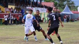 Pemain Persemi Mimika melewati para pemain Persipuja Puncak Jaya pada laga Liga 4 Papua Tengah di Stadion Wania Imipi, SP 1, Mimika, Rabu (11/3/2026). (Foto: Cristian Lengitubun)