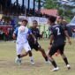 Pemain Persemi Mimika melewati para pemain Persipuja Puncak Jaya pada laga Liga 4 Papua Tengah di Stadion Wania Imipi, SP 1, Mimika, Rabu (11/3/2026). (Foto: Cristian Lengitubun)